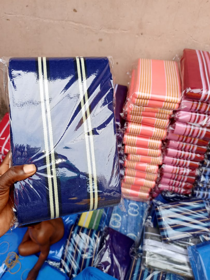 JelilAbdullah's tweet photo. Aso-oke no be just cloth, na culture, na story, na identity. Every thread carry pride, every pattern talk heritage. From weddings to naming ceremonies, traditional to modern styling — Aso-oke always stand out. It no dey loud, but e dey speak class. If you want elegance DM https://t.co/CUoiHjj70e
