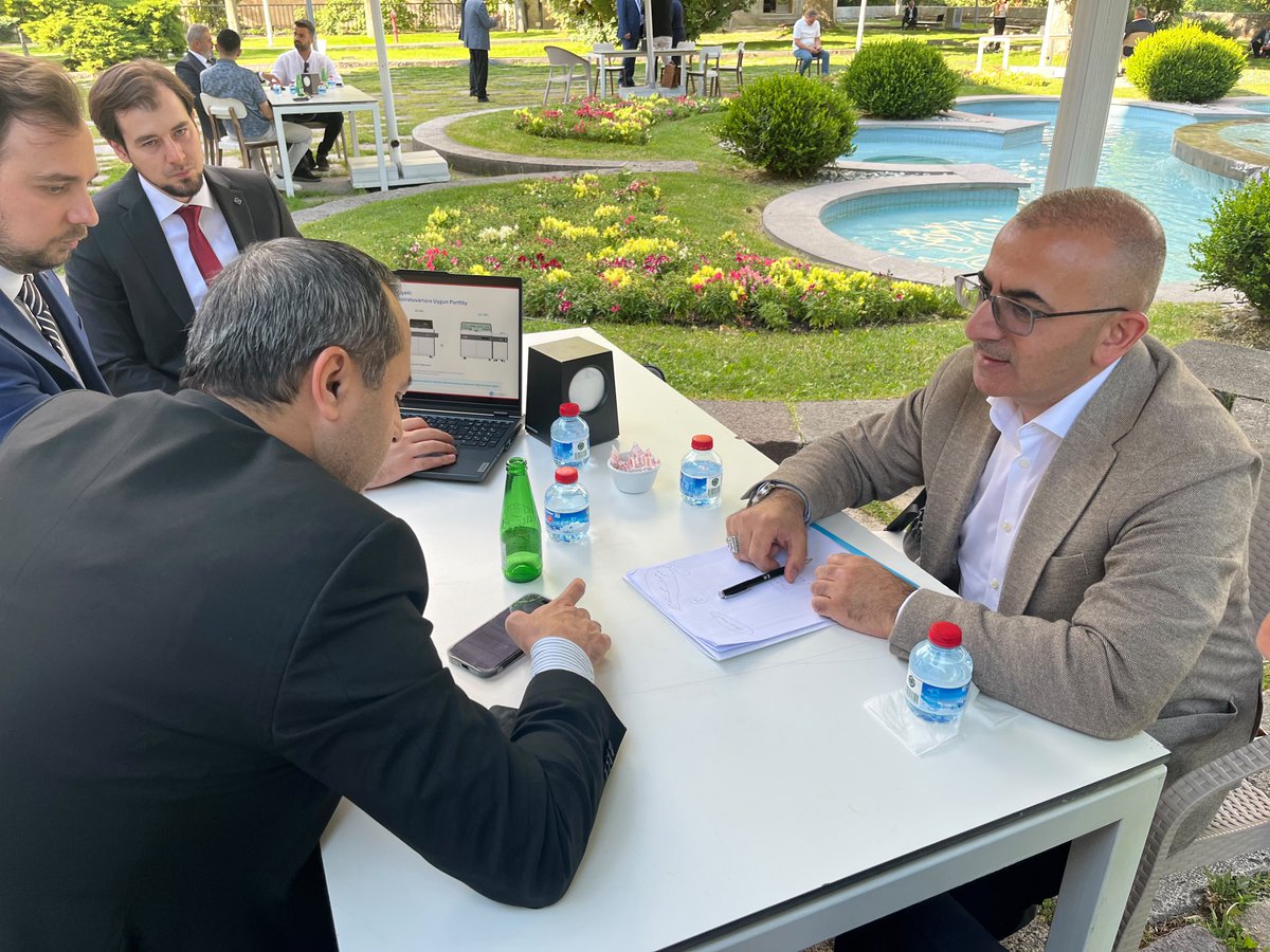 a_babacann's tweet photo. 📍 Ankara

Savunma sanayiinde ASELSAN'dan sonra, ikinci büyük stratejik sektöre açıyoruz Malatya'yı...

Ülkemiz, savunma sanayiinde ulaştığı başarıyı her geçen gün daha da ileriye taşırken, aynı kararlılıkla yüksek teknoloji ve stratejik sektörlerde de yerli üretim kapasitesini artırmaya devam ediyor.

Bu kapsamda, hastanelerimizde kullanılan tıbbi tanı cihazları ve kitlerinin yerli ve milli imkânlarla üretilmesi amacıyla, kıymetli iş insanı Mehmet Emin Avcı, Bezmialem Vakıf Üniversitesi Öğretim Üyesi Prof. Dr. Şahabettin Selek ve ekibiyle Meclis'te verimli bir görüşme gerçekleştirdik.

Türkiye'nin laboratuvar tanı altyapısı büyük ölçüde ithal platform ve şirketlere bağlı. Bu da savunma sanayiinde olduğu gibi, ülkenin tıbbi altyapısının tam bir milileştirme projesine dönüştürülmesini gerekli kılıyor.

Hem sanayi altyapısının gücü hem sağlık merkezi olma hüviyeti ile Malatya'ya bu yerli tıbbi cihaz üretim tesisinin kurulmasını konuştuk.

Malatya'da hayata geçirmeyi tasarladığımız bu yatırımla birlikte tıbbi cihaz ve tanı kitlerinden oluşan bir üretim baştan aşağı Malatya'da yapılacak.

Yüksek teknolojili bu üretim beraberinde ilgili sektörleri şehre çekecek ve Malatya'da arzu ettiğimiz sanayi dönüşümünü savunma sanayii ve yüksek teknolojili üretimle birlikte yeni bir aşamaya taşıyacak, ulusal ve uluslararası beyin göçünü Malatya'ya çekecek ve ciddi bir istihdam alanı yaratacak.

Malatya’mızı üretimin, teknolojinin ve yüksek katma değerli yatırımların merkezlerinden biri hâline getirmek için uğraşıyoruz.

Daha önce de vurguladığımız gibi, Malatya'nın kalkınmada bir üst lige çıkması, ancak sanayiinde yüksek teknolojili üretim eliyle gerçekleşebilir. Şehrin tüm paydaşlarının, ayrım gözetmeksizin, bu hedef doğrultusunda çalışmaları ve bu sürece katkı sunmaları çok önemli...