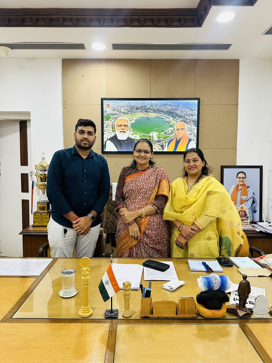 Ashutoshpatel02's tweet photo. સુરત શહેરના પ્રથમ નાગરિક, માનનીય મેયર શ્રીમતી માયાબેન માવાણીજી સાથે શુભેચ્છા મુલાકાત કરવાનો અવસર પ્રાપ્ત થયો.તેમના સફળ કાર્યકાળ માટે હાર્દિક શુભેચ્છાઓ પાઠવું છું

આ પ્રસંગે શાસક પક્ષના નેતા શ્રીમતી અલ્પાબેન મહેતા ઉપસ્થિત રહ્યા. https://t.co/dQpdHWbzyG
