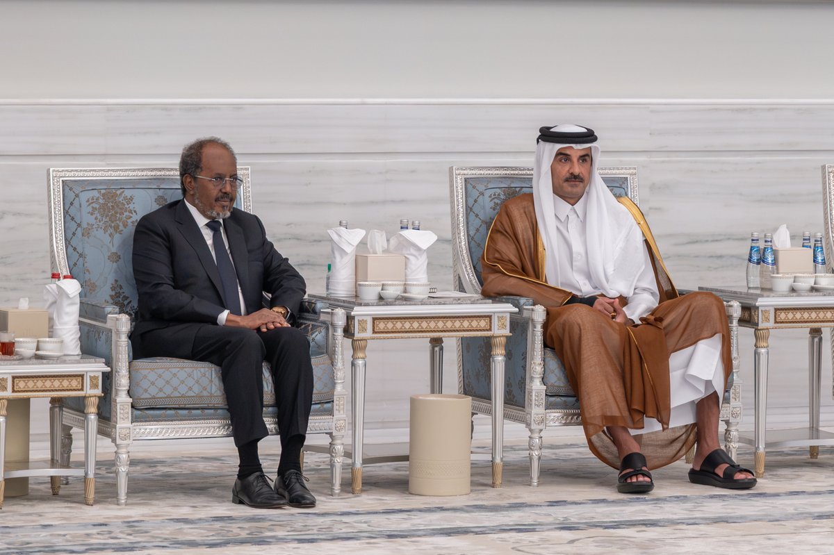 AmiriDiwan's tweet photo. سمو الأمير المفدى يستقبل أخاه فخامة الرئيس الدكتور حسن شيخ محمود، رئيس جمهورية الصومال الفيدرالية الشقيقة والوفد المرافق، الذي قدم التعازي لسموه في وفاة المغفور له بإذن الله صاحب السمو الأمير الوالد الشيخ حمد بن خليفة آل ثاني، وذلك في قصر لوسيل. https://t.co/YaZGbsoGSj https://t.co/a9AbS8C1re