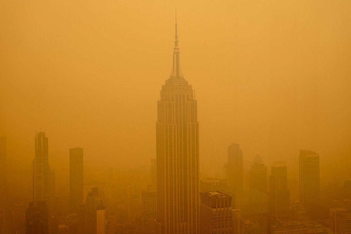 YuraForrat's tweet photo. New York City skyline turns orange due to Canada wildfires 🌆 https://t.co/9LuZy6uYug