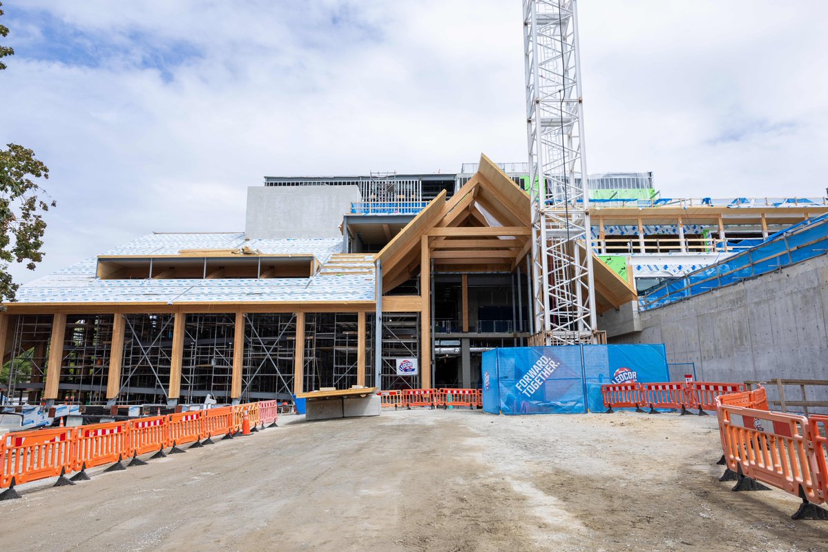 BowinnMa's tweet photo. Construction on the new @BCChildrensHosp Centre for Health Complexity has reached the halfway mark!🎉This first-of-its-kind facility in Canada will transform care for children &amp; youth making a meaningful difference for families across #BC &amp; #Yukon - Staff 
https://t.co/9O3284dW1j https://t.co/CEAVTdyXYp