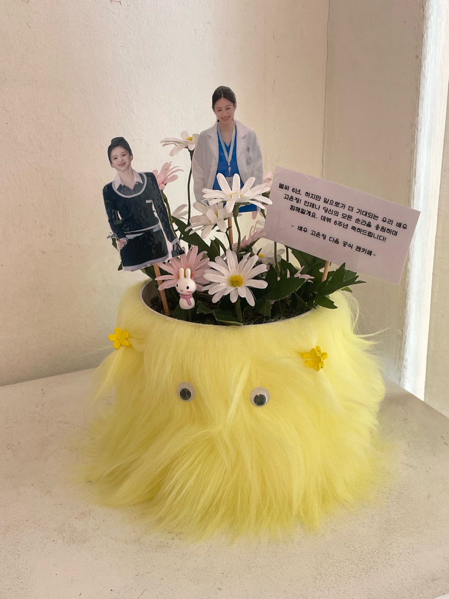 GYJdaumcafepub's tweet photo. 총대가 독단적으로 진행한 결과22
선물은 디자인도 디자인인데 쓸모 없는 선물만 골라서 주시잖아요. 솔직히 저 여권지갑이랑 폰 케이스 디자인은 팬들도 안쓸 것 같아요.. 그리고 계속 협찬 들어오는 곳은 왜 자꾸 주시는 거에요.. 이런 선물에 누가 돈내고 싶겠어요. 꽃이랑 케이크도 그만좀 주세요 https://t.co/FqKAmZGe30