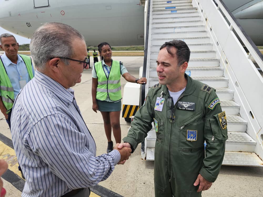 ManuelFalconH's tweet photo. Un primer primer envío de un total de 48 Ton de leche en polvo donadas por la República Federativa de Brasil arribó al Aeropuerto Antonio Maceo Grajales de #SantiagoDeCuba.Ayudaque consolida la Unión entre dos naciones en las que prevalecen lazos de solidaridad y cooperación. https://t.co/msLvkOxMFQ