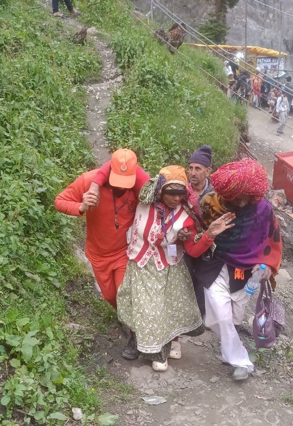 14bnssb's tweet photo. #SSB MRT swiftly rescued Shugan Devi (62), Madhya Pradesh, at #UpperRailpathri after a pony fall left her with a leg injury and breathing distress. Following immediate PHT, she was safely assisted and evacuated to the State Hospital.
Steady Hands. Strong Hearts. Saving Lives. https://t.co/jZOjoue9Zo