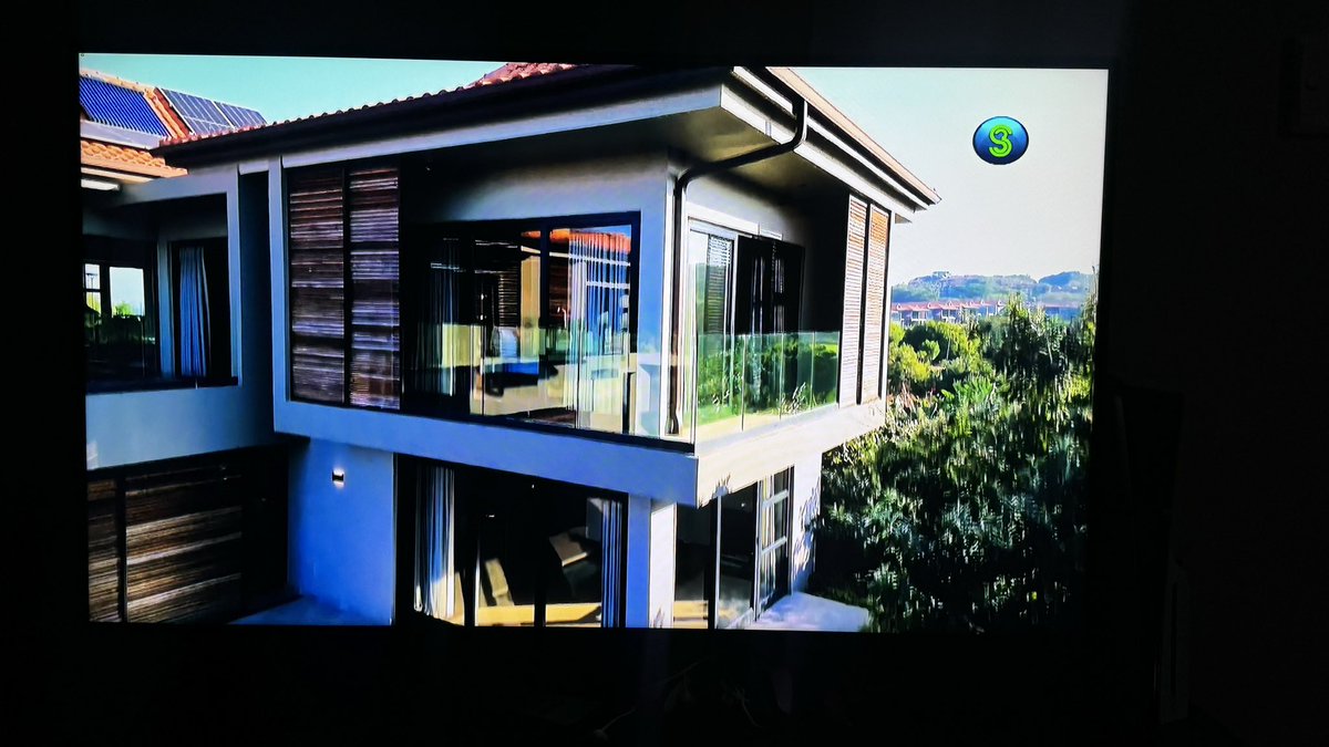 krugersville's tweet photo. These parts of the house are my favourite including the bathroom, everything is so calm and relaxing, it fits in perfectly with Zimbali. This is the house I’d want to be in at Durban #TopBilling https://t.co/RtO77dGTVQ