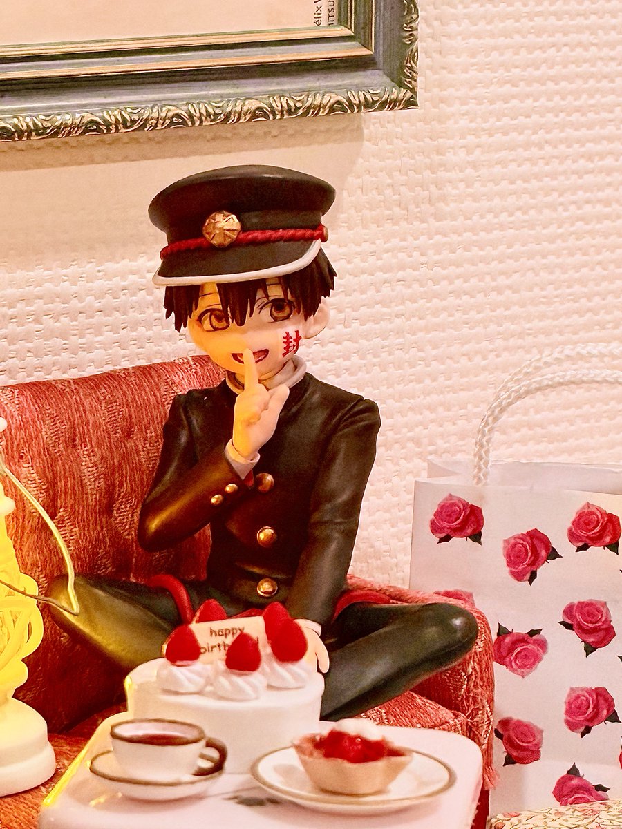 kirisaki_won's tweet photo. 家片付けてたらぬーすと花子くんとサイズ感が完全に合う小道具が大量に出土した‼️イエーーイ‼️なぜか包丁もあった‼️角度によって表情違って見えるの凄いな　かわいい〜〜突如始まる撮影会 https://t.co/Lun3kPIGIF