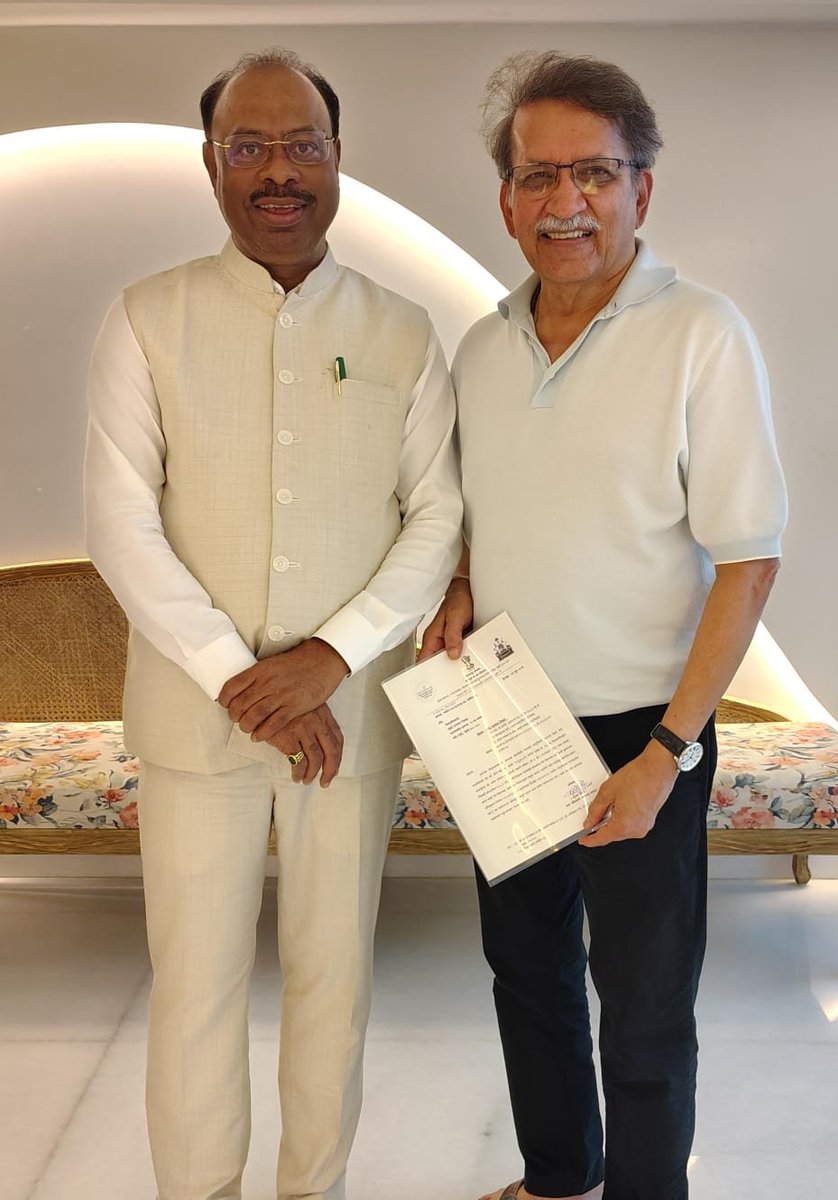 drsandymayekar's tweet photo. Today was very unique day for us 
Shri Chandrashekar Bawankule our Revenue Minister personally handed over to me order converting Lease Hold to Free Hold ... Thanks to  Bawankuleji and Shri Devendra Fadhanvis Govt https://t.co/pgunI9iI79