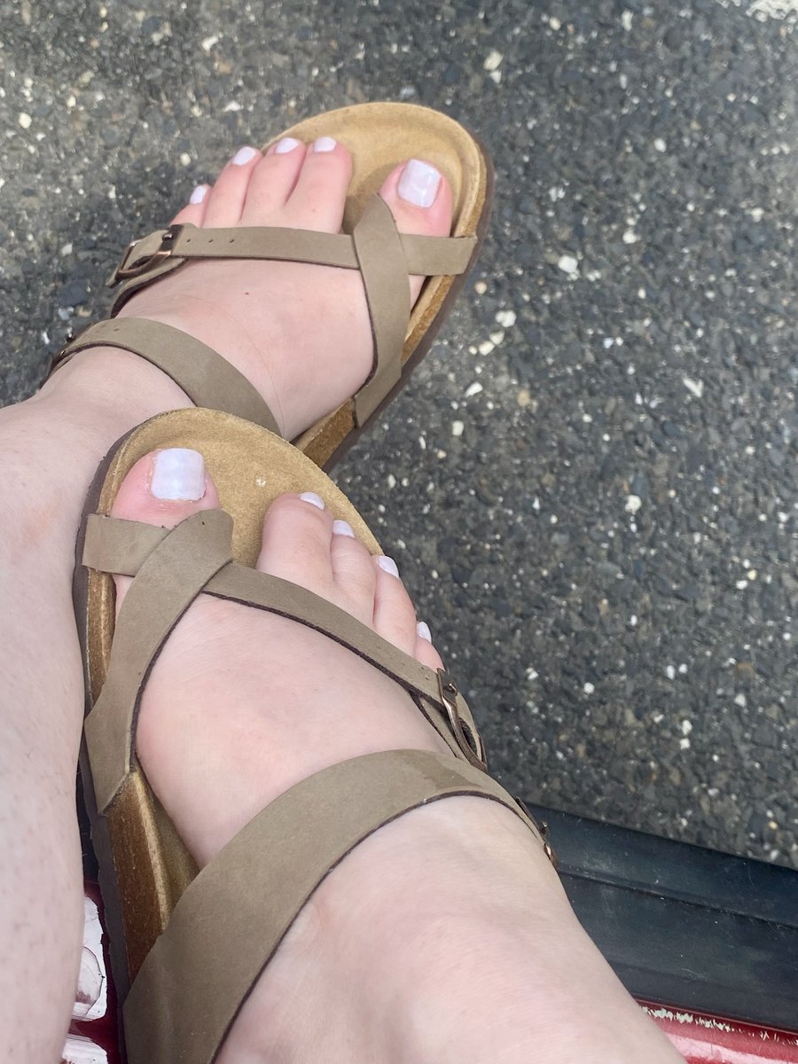 RareSugarSteps's tweet photo. Fresh pedi 🍬 for customs check out the link in bio 😘 #feet #feetfetısh #feetpics #ToeSpread #toes #pedicure https://t.co/xERiyzaIkN