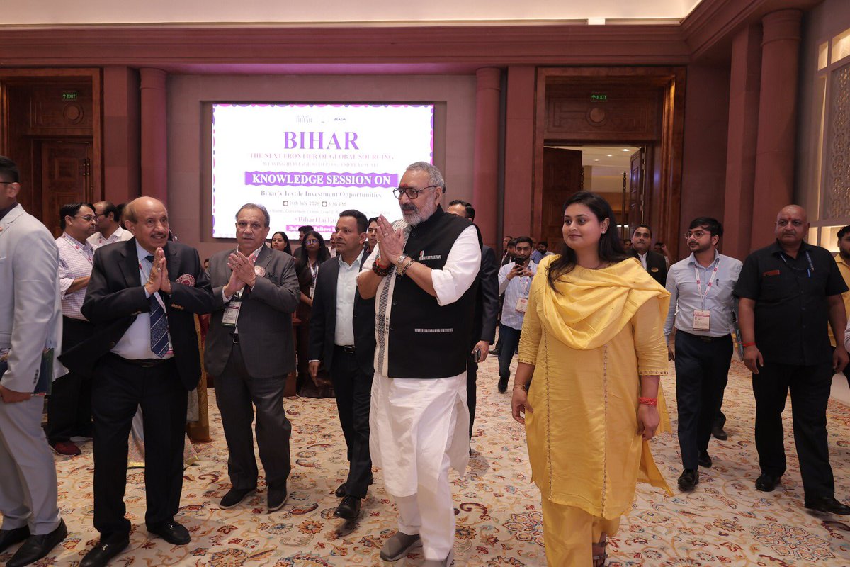 girirajsinghbjp's tweet photo. भारत टेक्स 2026 के अंतर्गत आयोजित Knowledge Session-Bihar's textile investment opportunities में बिहार सरकार की माननीय उद्योग एवं खेल मंत्री सुश्री @_ShreyasiSingh जी के साथ सहभागिता की।

इस अवसर पर बिहार के स्टॉल का अनावरण किया तथा बिहार के उद्यमियों के साथ संवाद कर उद्योग, निवेश और वित्तीय आवश्यकताओं से जुड़े विभिन्न विषयों पर सार्थक चर्चा की। बिहार के वस्त्र एवं उद्योग जगत की संभावनाओं को और आगे बढ़ाने की दिशा में ऐसे संवाद महत्वपूर्ण हैं।

#BharatTex2026 #Bihar #Textiles