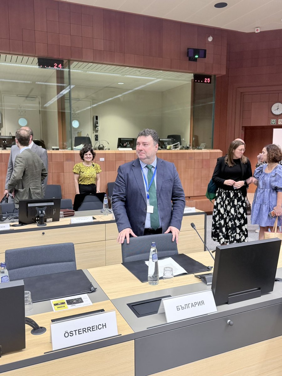 BGPermRepEU's tweet photo. 🇪🇺 Важен ден за разширяването на ЕС: 4 Междуправителствени конференции с Украйна 🇺🇦, Молдова 🇲🇩, Черна гора 🇲🇪 и Албания 🇦🇱. България – представена от посланик Румен Александров. Черна гора вече с 18 затворени глави, Албания закри първите си 3.

#EUEnlargement #България https://t.co/NtFwkFeiyp