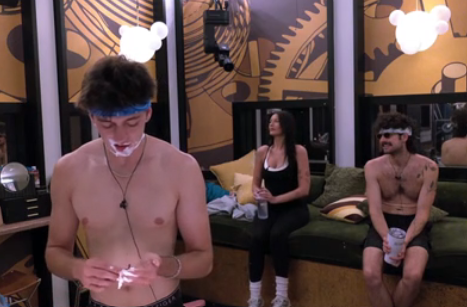 BBFeedsFairy's tweet photo. Barrett: I'm watching this dreamboat shave
Drew: And I'm watching this dreamboat watch me shave #bb28 https://t.co/ZCPmJeUcUE