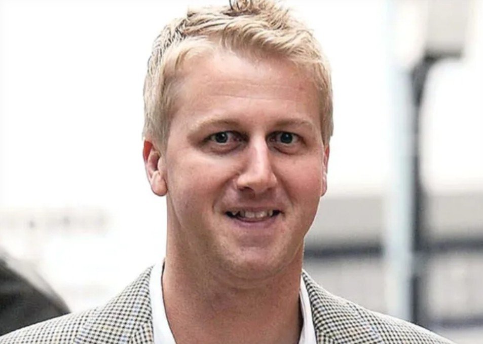 ISephara's tweet photo. Meet Gareth Cliff, a failed radio presenter, a failed Idols judge and failed podcast host, and a racist advocate of the "White Genocide" propaganda has come out to bash Jacinta Ngobese and March and March. Cliff says Jacinta is funded, therefore she mustn't be taken seriously. 

Cliff insinuates that no black wan can champion issues on the ground unless they are funded.

A reminder that Gareth Cliff once kissed Somizi on live television. He also failed at his previous relationships. He once tweeted in support of the racist Penny Sparrow and was fired from Idols. Cliff is a sour individual facing many personal problems. 
So that's the type of failed character that is bashing March and March. 

An absolutely pathetic and sad individual.