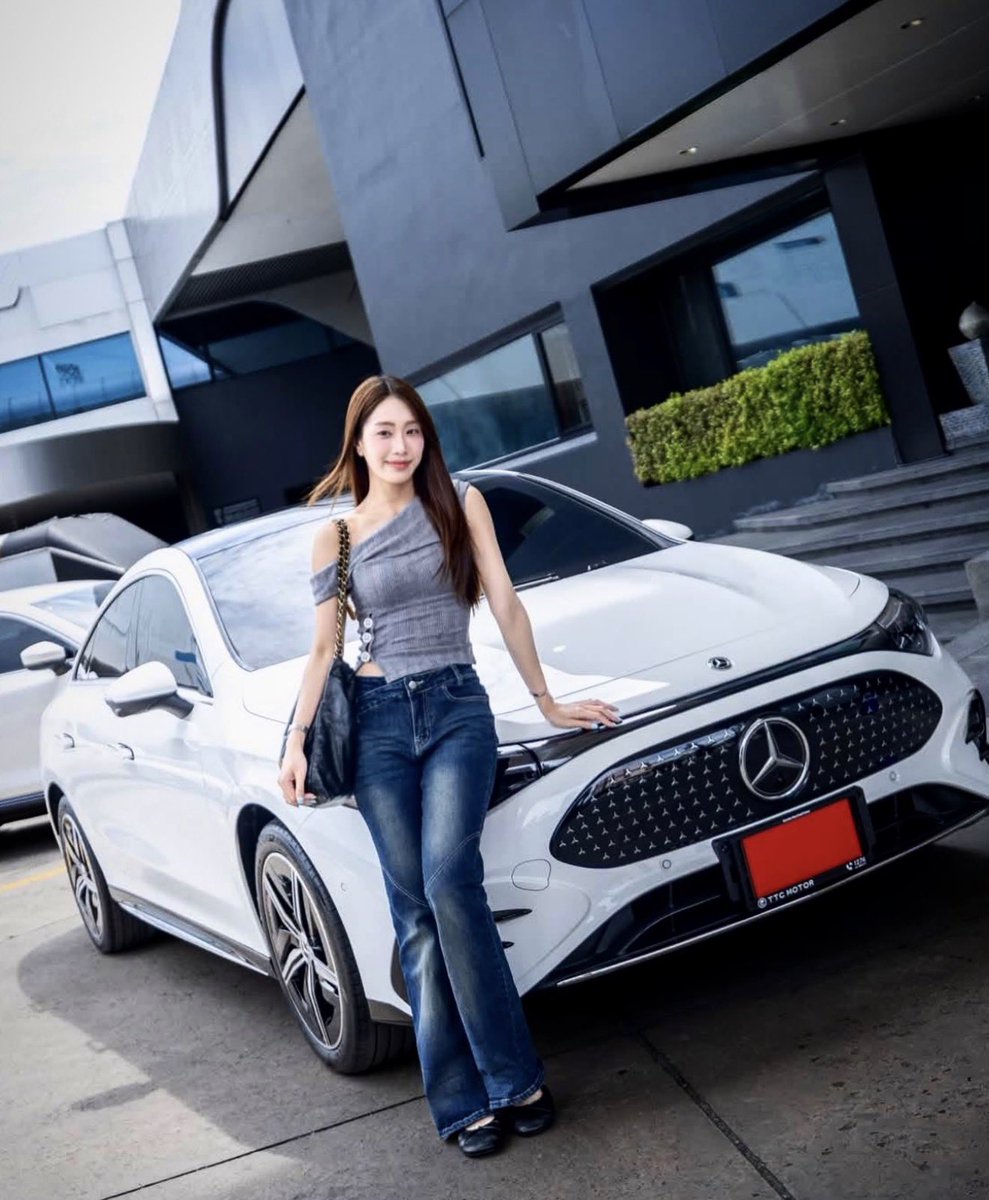 trjm_millen's tweet photo. คนสวยขารับรถ แกรนด์มาก แกลมมาก แล้วเค้กเป็นชุดมายเชน น่ารัก5555555 แป๋วยิ้มแฉ่งเยยย 🫳🏻🫳🏻🫳🏻 https://t.co/ZreNJlf7nu