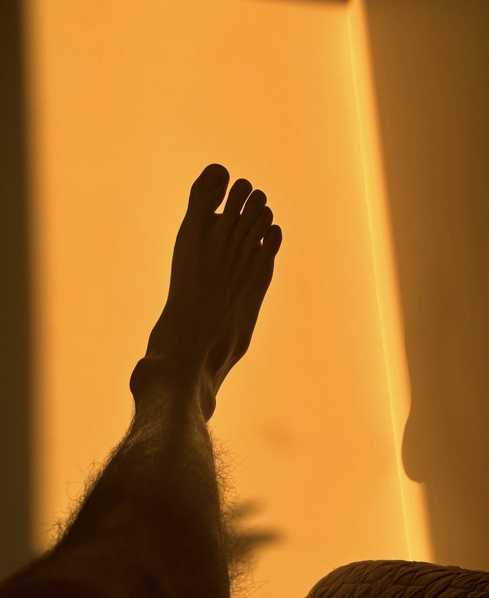 2TallHunks's tweet photo. Who wanna worship Jonny’s enormous feet? 14US (48 EU size) - can you handle it? #feet #feetworshi̇p https://t.co/Ln9FaLm7Oa