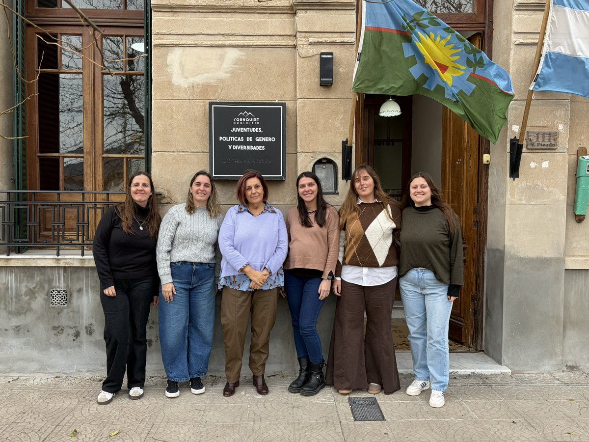 gigighi's tweet photo. 📍 #Tornquist | Región Sexta
🤝 Nos reunimos con la intendenta Estefanía Bordoni para seguir fortaleciendo el trabajo conjunto y proyectar nuevas acciones que amplíen derechos para mujeres y diversidades en la comunidad.
Durante la jornada también compartimos una reunión de trabajo con la Secretaria de Desarrollo Daniela Aguilar y el equipo del área de Género, donde abordamos situaciones territoriales, acompañamos la etapa final del proyecto que será presentado al programa Municipios por la Igualdad y avanzamos en estrategias de articulación con el sistema de Salud para brindar respuestas integrales.
💜 El encuentro permitió consolidar una agenda común y seguir impulsando herramientas que fortalezcan las políticas de género en el distrito.
@minmujerespba @esteladiaz @silviazaballa @tornquistmunicipio @generotornquist
