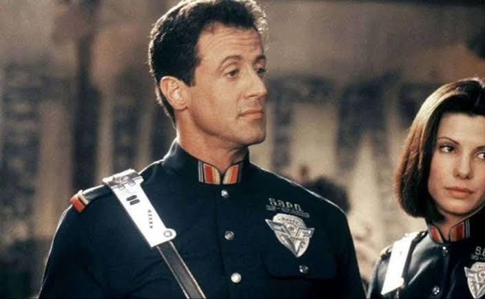 JesusC1Filologo's tweet photo. - ¿Qué contestaría si yo le dijera que es usted un fósil, símbolo de una era decadente, por fortuna olvidada? 

- No lo sé... ¿Gracias?

(Demolition Man, 1993) https://t.co/7GCU6Nh5zi
