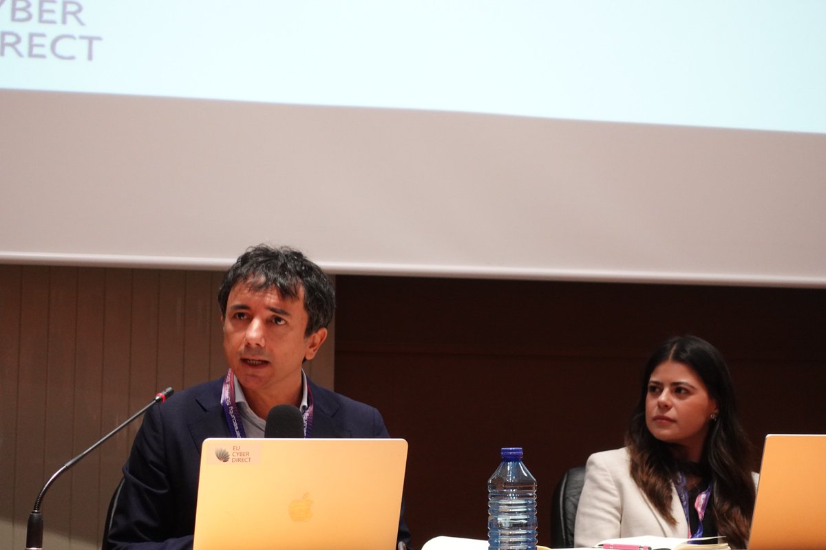 OEA_Cyber's tweet photo. ¿Cómo pasamos de los principios a la acción en la gobernanza del ciberespacio?

Esa fue la pregunta que guió el panel “Cyberspace Governance: Law, Norms and Operationalization”, celebrado en el marco del #CSBC2026.

Moderado por Mariana Jaramillo, Oficial de la Sección de Ciberseguridad de la @OEA_oficial, el panel reunió a @Roguski_P de @JagiellonskiUni 🇵🇱, Catalina Vera del @Minrel_Chile 🇨🇱 y @andreacalderaro de @EUCyberDirect 🇪🇺 para explorar cómo traducir los marcos internacionales en resultados concretos para los Estados.

Durante la conversación se analizaron distintas dimensiones de este desafío:
🔵 El derecho internacional en el ciberespacio, incluyendo su aplicación a las operaciones cibernéticas y los desafíos jurídicos que enfrentan los Estados.
🔵 La implementación de normas de comportamiento responsable, con énfasis en las experiencias nacionales y el papel de la diplomacia cibernética para fortalecer la confianza y la cooperación internacional.
🔵 La operacionalización de la gobernanza del ciberespacio, abordando cómo transformar compromisos políticos en acciones concretas mediante el fortalecimiento de capacidades, la cooperación internacional y la coordinación entre múltiples actores.

En un entorno digital cada vez más complejo, la gobernanza efectiva del ciberespacio depende no solo de desarrollar normas y marcos de referencia, sino también de contar con los mecanismos, capacidades y alianzas necesarias para llevarlos a la práctica.