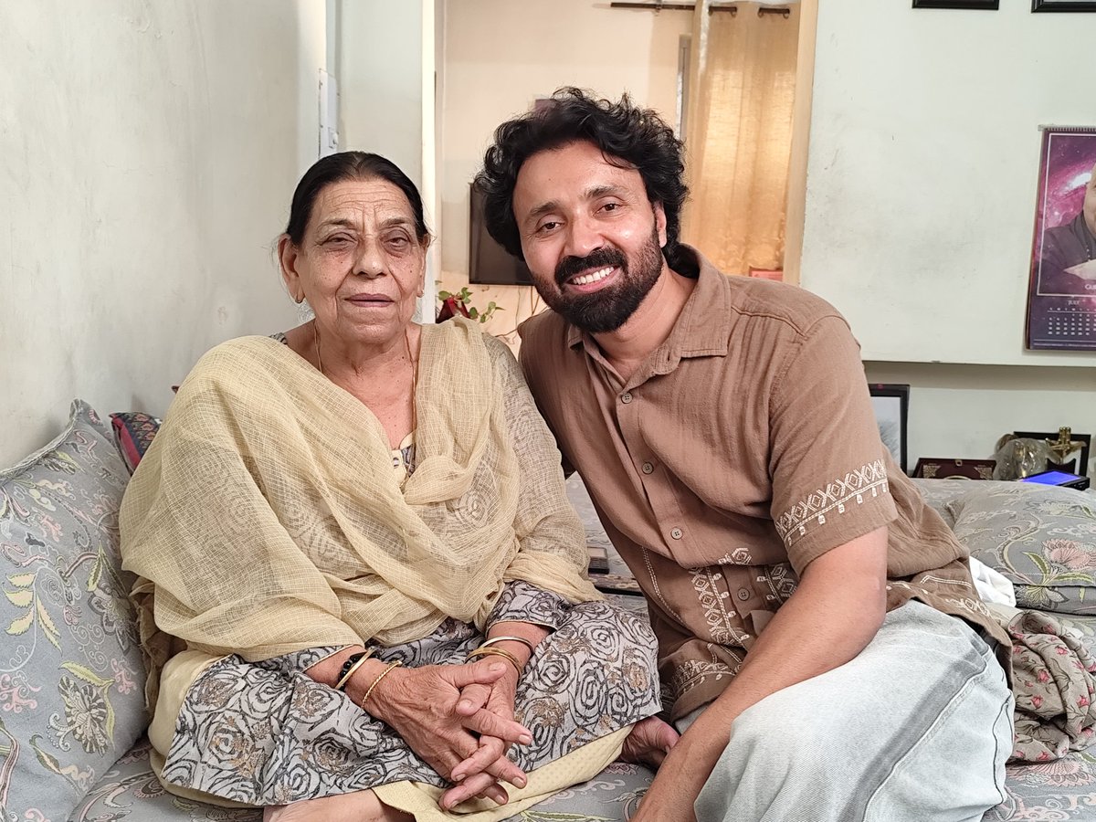 GillJigar's tweet photo. Jab Guru ka ashirwad aur bhai jaise dost aapki journey ka hissa ban jayein.. toh har mushkil safar bhi bohat aasaan ho jata hai. 
Thank you meri Guru maa @Rishi1Nirmal ma'am &amp; mere bhai Deep Joshi
Coming soon somthing exciting. Need your blessings and support .😊🧿❤️ https://t.co/WBLCb1GW7S