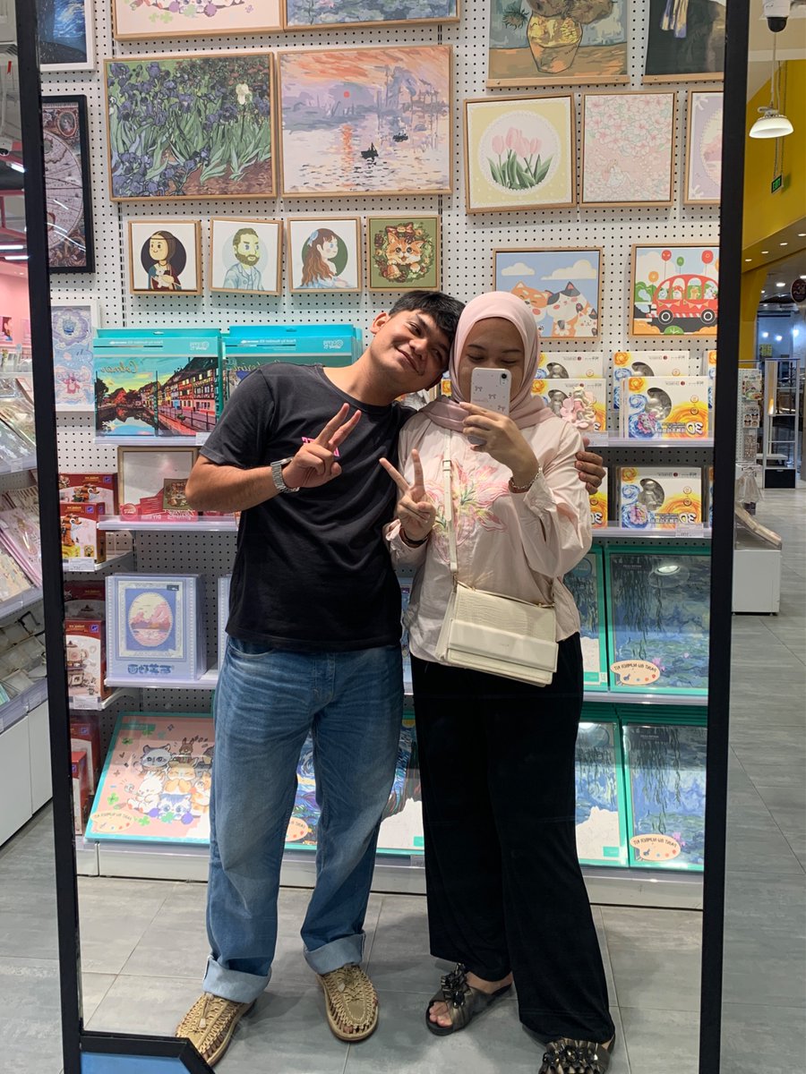 your_moodyy's tweet photo. temen sd, lost contact, terus deket lagii dari akhir tahun kemarin.. (disaat kita umur 24) 
semoga tahun depan nikah wkwk https://t.co/SFCa07Mdd1