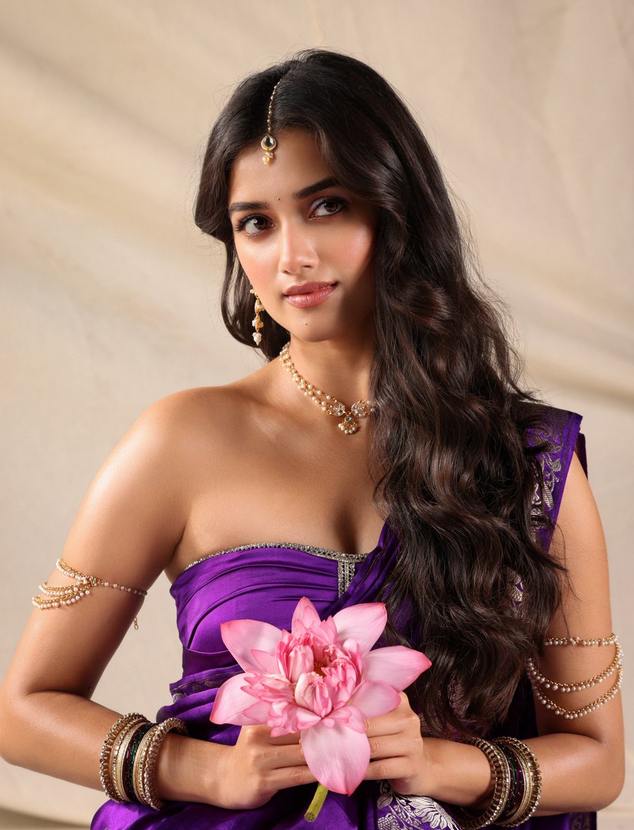 TollyJournal's tweet photo. Elegance in Bloom, Grace in Every Glance. 💜✨

The gorgeous #BhagyashriBorse looks absolutely breathtaking in her latest traditional avatar for #MrBachchan! 📸🌸 Radiating pure charm and elegance in every frame. ❤️‍🔥✨

#BhagyashriBorse #MrBachchan #Tollywood #ActressBhagyashriBorse #ShreyasMedia #ShreyasGroup

💖 Show some love! 💖 @TollyJournal 

[ 💬 Comment ] [ 🔁 Retweet ] [ ❤️ Like ]
👉 Follow for more updates! 👈

PC: @shreyasgroup Fallow: @TollyJournal