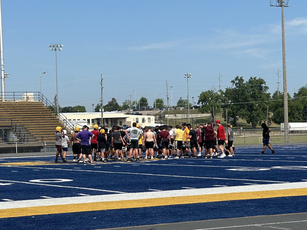 Harper203079's tweet photo. Working my O Line skills 
@PlayBookAthlete @coachfitz51 @CoachWozniakTE @Madilyn_Weigand @WMU_Football @MSUFBRecruiting @MSUFBRecruiting @MSU_Athletics @CoachTabacca @MotownKurtis @MalikGill5 @GeorgiaFootball @MTUFB @UMichFootball @OhioStateFB @OhioStAthletics @Bullough40 @FootballHotbed @Borghardt_IMG