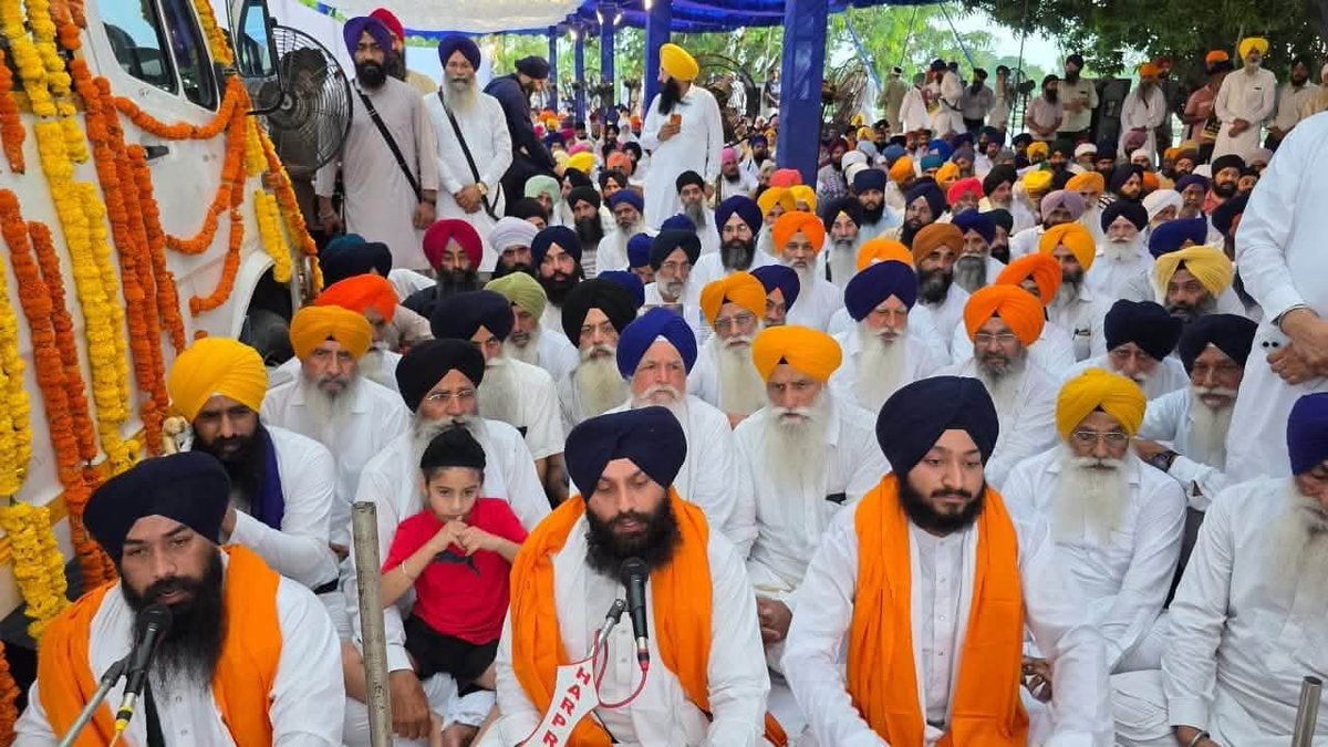 jasveermuktsar's tweet photo. ਰਹਿਣ ਸ਼ਹੀਦ ਇਕੱਲੜੇ,ਸੁੰਨੇ ਲੱਖ ਵਰ੍ਹੇ।
ਗੁਰੂ ਦੇ ਪੈਂਡੇ ਕੌਮ ਨਾ ਜਦ ਤੱਕ ਸਫ਼ਰ ਕਰੇ।
- - - - -

ਅੱਜ ੩੧ ਸਾਲਾਂ ਬਾਅਦ ਲਾਵਾਰਸਾਂ ਦੇ ਵਾਰਸ 
ਸ਼/ਹੀਦ ਭਾਈ ਜਸਵੰਤ ਸਿੰਘ ਖਾਲੜਾ ਨੂੰ ਮਿਲਣ ਕੌਮ ਇੱਕ ਵੱਡਾ ਸਫ਼ਰ ਤੈਅ ਕਰਕੇ ਗਈ।

ਕੌਮ ਦਾ ਬੱਚਾ ਬੱਚਾ ਇਹ ਸਮੇਂ ਭਾਵਨਾ ਤੇ ਪ੍ਰੇਮ 'ਚ ਭਿੱਜ ਕੇ ਸ਼ਮੂਲੀਅਤ ਕਰ ਰਿਹਾ ਹੈ 
ਸੱਚੇ ਪਾਤਸ਼ਾਹ ਜੀ ਕਲਾ ਵਰਤਾਉਂਦੇ ਰਹਿਣਗੇ 

ਪੰਥ ਦੀ ਨੌਜਵਾਨੀ ਦੇ ਸਿਰਾਂ 'ਤੇ ਨਿੱਜੀ ਸਵਾਰਥਾਂ ਲਈ 
ਕੁਰਸੀਆਂ ਡਾਹੁਣ ਵਾਲਿਆਂ ਦੇ ਮੂੰਹ ਦੋਹੀਂ ਜਹਾਨੀ ਕਾਲੇ ਹੁੰਦੇ ਆਏ ਤੇ ਹੁੰਦੇ ਰਹਿਣਗੇ

#Sikh