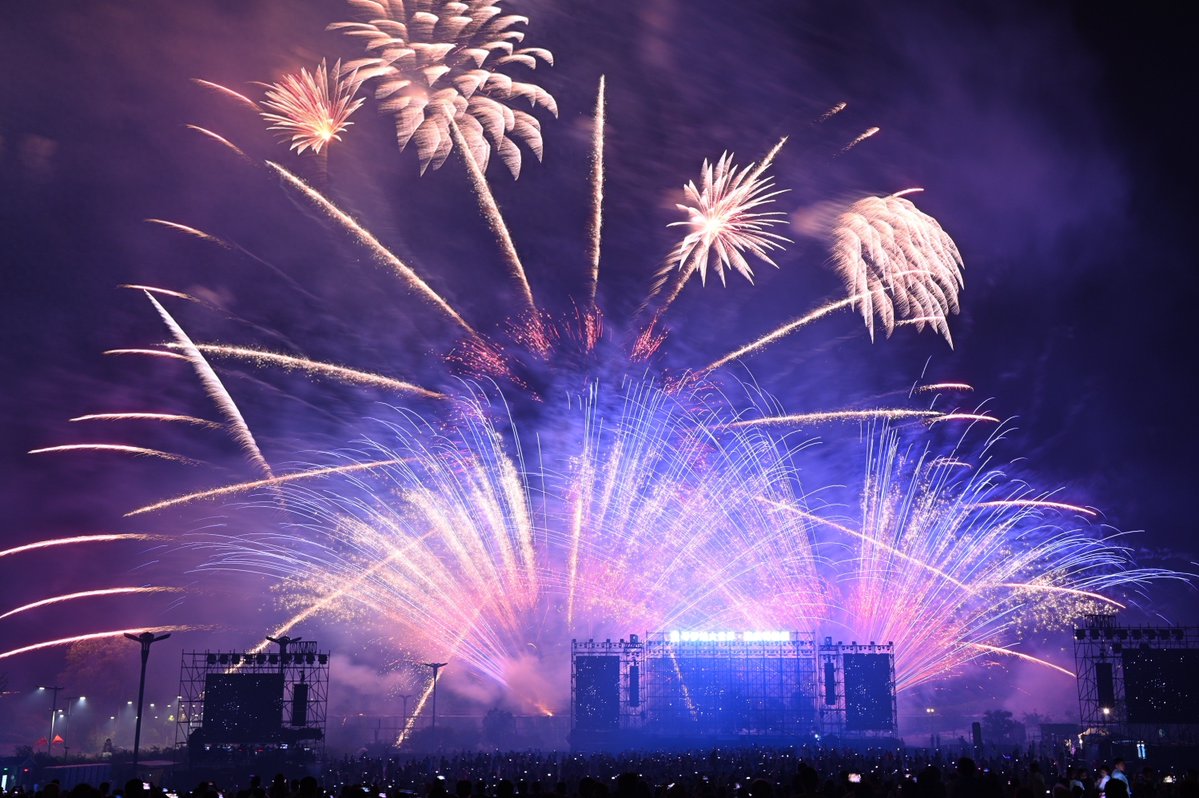 ncfhu92658841's tweet photo. [Midnight bell rings, sparklers light up the sky—New Year’s here! Cheers to new chapters, warm moments, and small joys ahead ]， https://t.co/s9p4IJtrMR