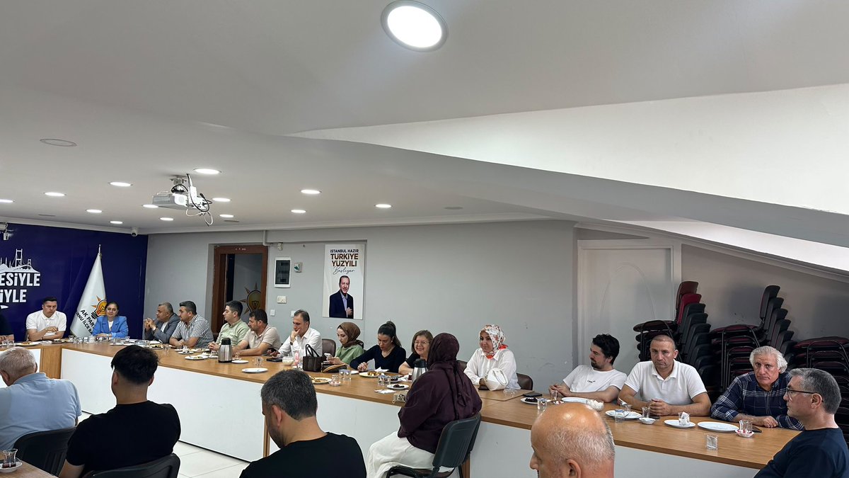 akzeytinburnu's tweet photo. İlçe Yönetim Kurulu Toplantımızda, Türkiye Yüzyılı vizyonuyla Zeytinburnu’ndaki çalışmalarımızı ve önümüzdeki döneme ilişkin hedeflerimizi değerlendirdik

İlçemize,ve milletimize hizmet siyasetine kararlılıkla çalışmaya devam ediyoruz
@abdullahozdemir @MustafaY_K @h_ibrahimbirer https://t.co/5X2PolOoU7