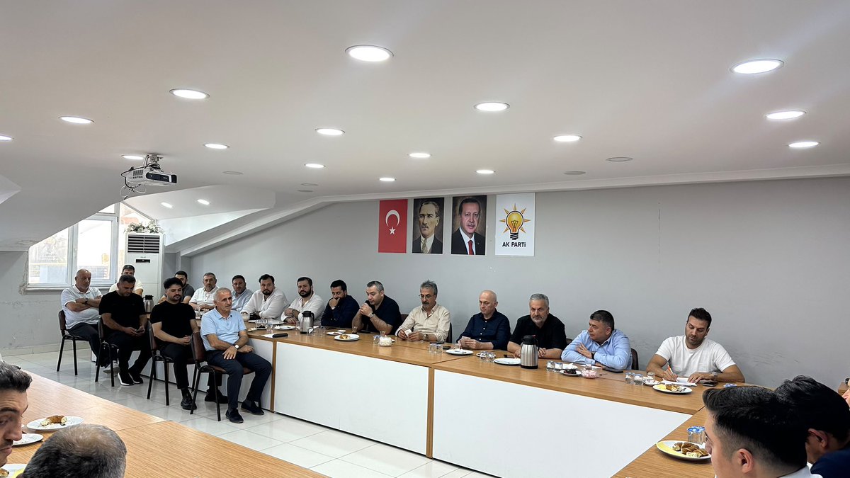 akzeytinburnu's tweet photo. İlçe Yönetim Kurulu Toplantımızda, Türkiye Yüzyılı vizyonuyla Zeytinburnu’ndaki çalışmalarımızı ve önümüzdeki döneme ilişkin hedeflerimizi değerlendirdik

İlçemize,ve milletimize hizmet siyasetine kararlılıkla çalışmaya devam ediyoruz
@abdullahozdemir @MustafaY_K @h_ibrahimbirer https://t.co/5X2PolOoU7
