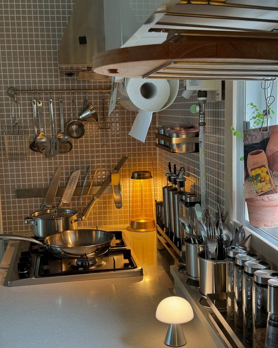 psilove_0103's tweet photo. Just spent 20 mins wiping the kitchen counter, and now it’s shining like new – small wins hit different https://t.co/HnyxBF95gO