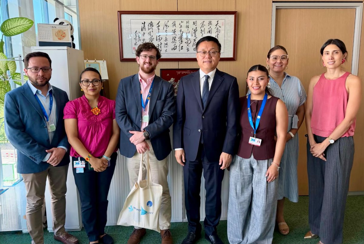 SENADI_Ecuador's tweet photo. 🤝 En el marco de la 68.ª serie de Asambleas de los Estados Miembros de la OMPI, la delegación del SENADI mantuvo una reunión bilateral con Hongbing Chen, Director de la Academia @WIPO para fortalecer la cooperación en materia de formación, desarrollo de capacidades e innovación. https://t.co/DV5HHlHaQ4