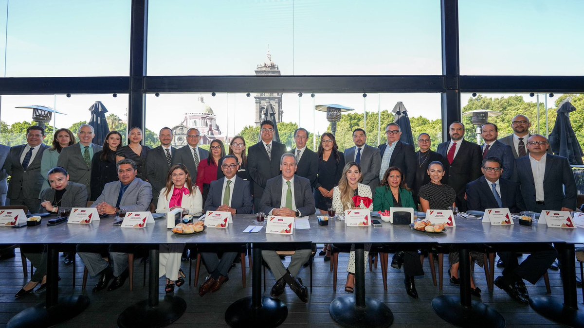 pepechedrauimx's tweet photo. ⚖️ En el marco del Día de la Abogada y el Abogado reconozco a quienes, con ética, compromiso y vocación de servicio, ejercen esta profesión en favor de la sociedad.

Su trabajo es fundamental para fortalecer el Estado de derecho, ya que contribuyen a construir una ciudad más justa.👩🏻‍💼👨🏻‍💼