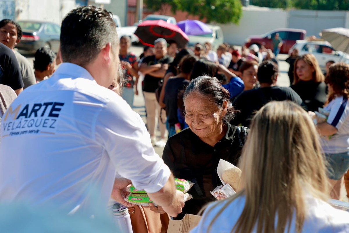 Marte_Velazquez's tweet photo. Las manos que ayudan a servir multiplican la esperanza en cada familia, cada comunidad y cada persona que necesita sentirse acompañada.

¡Seguimos, #FirmesParaServir! 🤜🤛

#ManosFirmesDurango https://t.co/jda386a6UM