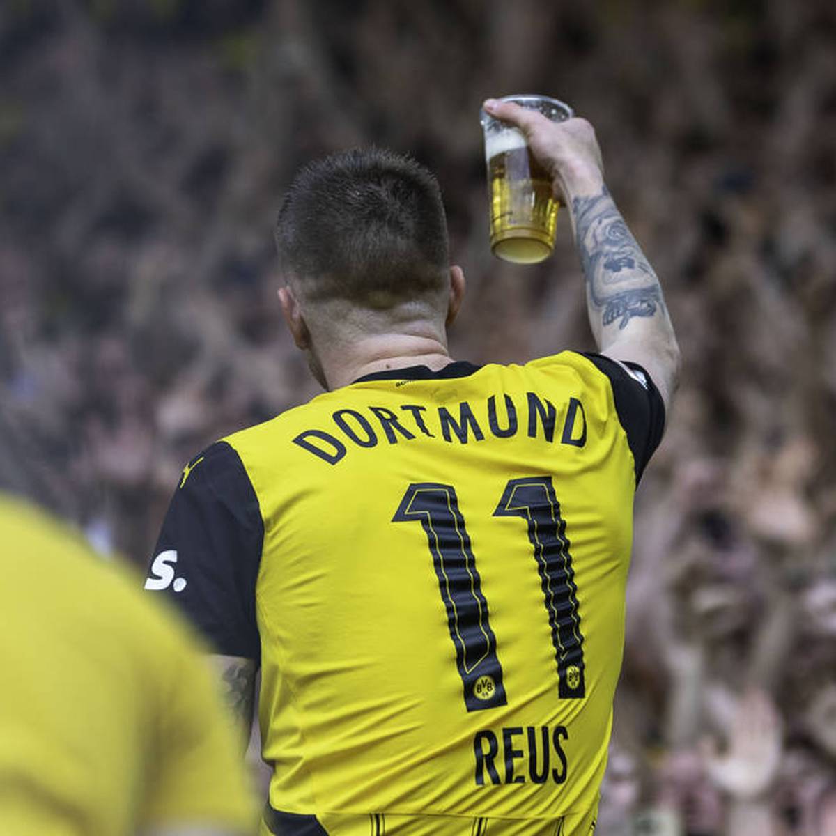 SamoTwitt09's tweet photo. Wann gibt der #BVB eigentlich endlich offiziell bekannt, dass die Rückennummer 11 von Marco #Reus für immer gesperrt wird?
Kein Spieler wird je würdig sein, diese Nummer zu tragen und eine größere Legende als ihn wird es nie geben.
Wird Zeit für diese Maßnahme. https://t.co/XF2eDFtLld