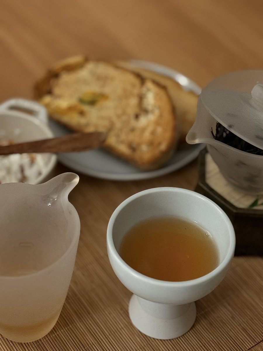 ordinary_Ran's tweet photo. 🍵 백학제다 만송포
🥯 단호박 크림 깜빠뉴

한국의 무이암차라고 해서 무이암차를 경험하지못한 자는 홀린듯 주문- 탄배 (맞으려나 모르겠는데) 향과 우릴 수록 부드러워지는 맛에 끝에 향긋하게 올라오는 내음이 잘샀다✨ https://t.co/0bxHMmXrmZ