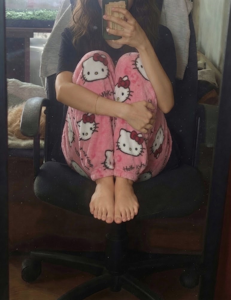 Noctalil's tweet photo. 14 juillet , France - Espagne aujourd'hui c'est spécial !

En pyjama pieds nus sans maillot… je reste la plus fraiche des supporter mais je serais encore plus fraiche avec un petit maillot de la france couleur mente si on m’en offre un 😏

 Vos pronos pour ce soir  ?🔥 https://t.co/wED4aBJpAZ