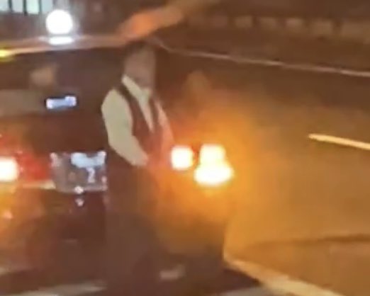 Ackery9's tweet photo. 事故を起こしたタクシー会社のGoogleの口コミ欄に事故車と思われる口コミがあり…
割り込みを100歩譲ったとしても、この最後の急ブレーキはトラックに取っては殺人レベル。
外環道　事故　戸田東　トラック　危険運転 https://t.co/PRb2xoqNsq