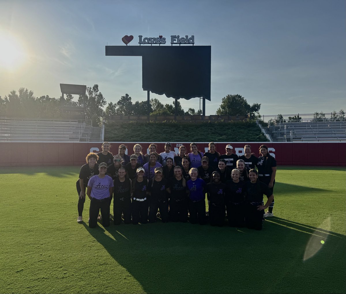 oliviadoty2028's tweet photo. Last week, my team had the incredible opportunity to practice at Love’s Field before our tournament. It was an unforgettable experience! Thank you, @Aces_SoftballKC and @OU_Softball , for making it possible! 🥎

@STayTaylor18 | @rktaylor12 | @EliteHeatFP https://t.co/KwuJUJISHx