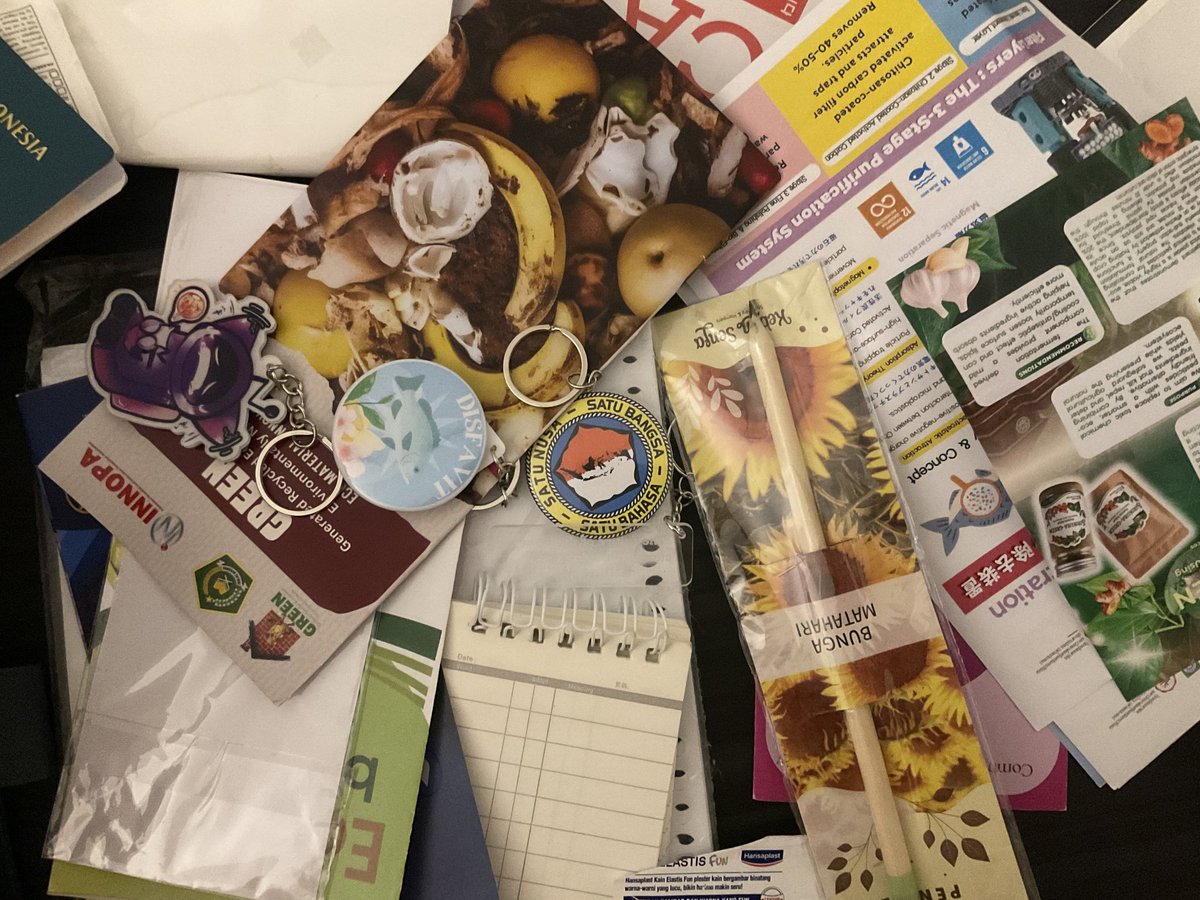 ladyofalchemist's tweet photo. just unpacked my koper from my previous competition in japan, baru nyadar freebies dari jdie banyak dan lucu lucu sekali huh T_ thankyou sm for the experience guys ily <3 https://t.co/Zt4QNvIJmh