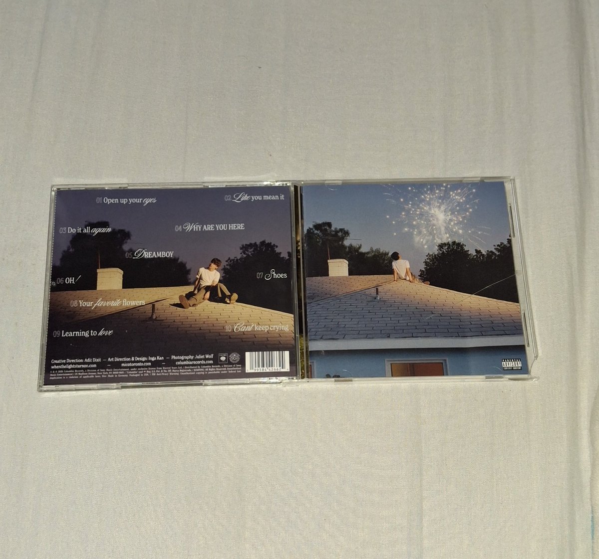 takemyhand_mgc's tweet photo. no sé tomar fotos, pero YA LLEGÓ MI DISCO
se dio una paseadota el pobre (tanto así que se rompió la cajita </3) pero ya está conmigo y soy muy feliz
@micotoronto gracias por tanto, perdón por tan poco, tqm <33 https://t.co/YJydKQSeyd