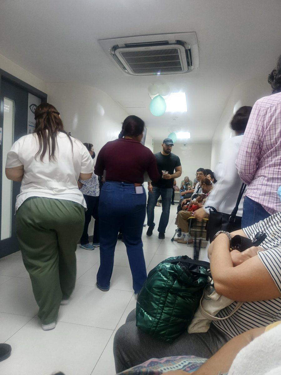 JessMor53392509's tweet photo. @ISSS_Atento @isss_gob_sv @nayibbukele @MonicaAyalaGue1 colapso total en isss la ceiba, ah no es para repartir el pastel. https://t.co/ojXfnEtblf