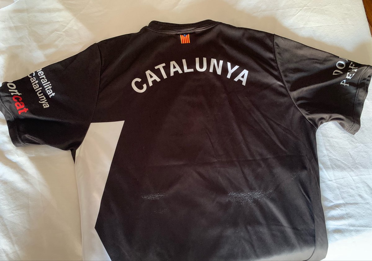 JordiEroles's tweet photo. Aquesta és la meva samarreta d’una selecció, la meva selecció nacional, Catalunya. No és la de futbol, és la samarreta de la selecció catalana d’hoquei patins, i és guapa de collons!!!!
Ni França, ni Espanya✊ https://t.co/t2epVsBCzb