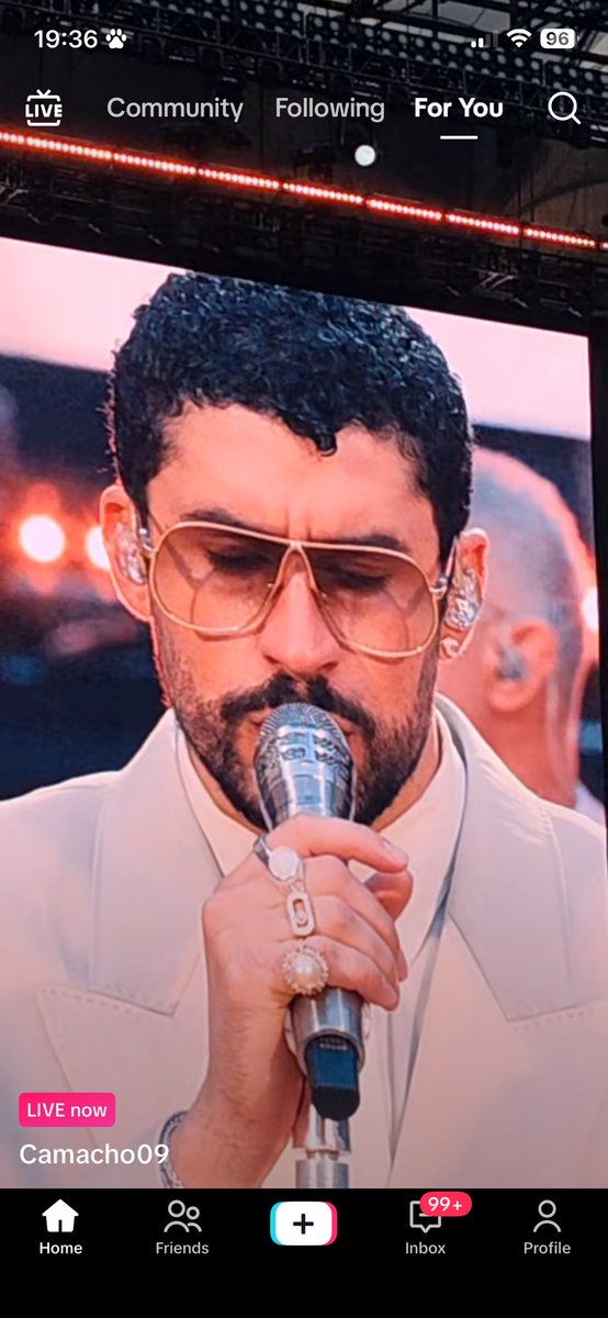 luvintommoway's tweet photo. siema jestem na koncercie bad bunny’ego https://t.co/owFIsoIkDV