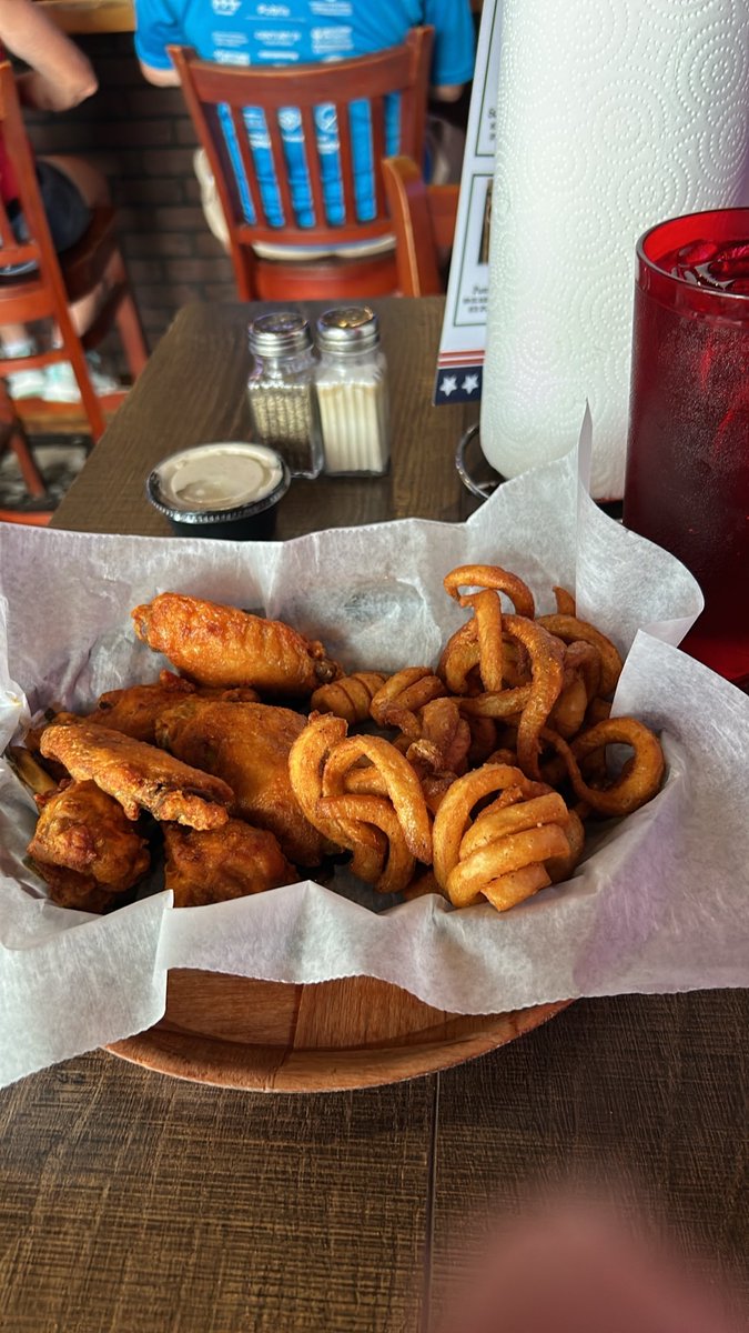 DanielCane1970's tweet photo. Lunch at @McdivsWingBar https://t.co/UtSLI1On0a
