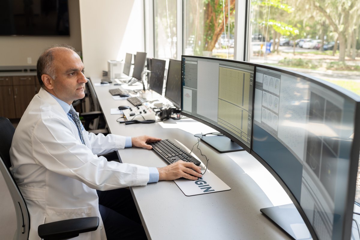 UFMBI's tweet photo. .@UF researchers used advanced AI, MRI scans and biomarkers to measure how overlapping Alzheimer’s &amp; Lewy body pathologies affect brain structure, strengthening evidence that mixed pathologies accelerate neurodegeneration and cognitive decline.

Read more: https://t.co/AlQXrEt8jr https://t.co/ha6qWCdPBU