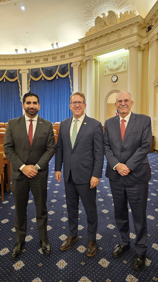 robertolazzeri's tweet photo. Hoy realicé mi primera visita oficial al Capitolio para sostener un encuentro con @RepAdrianSmith, presidente del Subcomité de Comercio del Comité de Medios y Arbitrios (@WaysandMeansGOP), y la congresista @RepLindaSanchez, líder de la minoría en ese mismo subcomité, junto con @JulioBerdegue, la @SE_mx y un grupo bipartidista de legisladores.

Fue muy alentador constatar el amplio respaldo expresado por congresistas de ambos partidos al valor estratégico del #TMEC y a los beneficios que ha generado para nuestras economías. También dialogamos sobre la importancia de fortalecer la integración agrícola, preservar cadenas de suministro abiertas y brindar certidumbre a productores y consumidores de la región. 

Iniciar este diálogo con líderes del Congreso reafirma mi convicción de que la relación entre México y Estados Unidos se fortalece escuchando, construyendo consensos y trabajando de manera cercana con nuestros socios de ambos partidos en el Congreso estadounidense. 🇲🇽🇺🇸