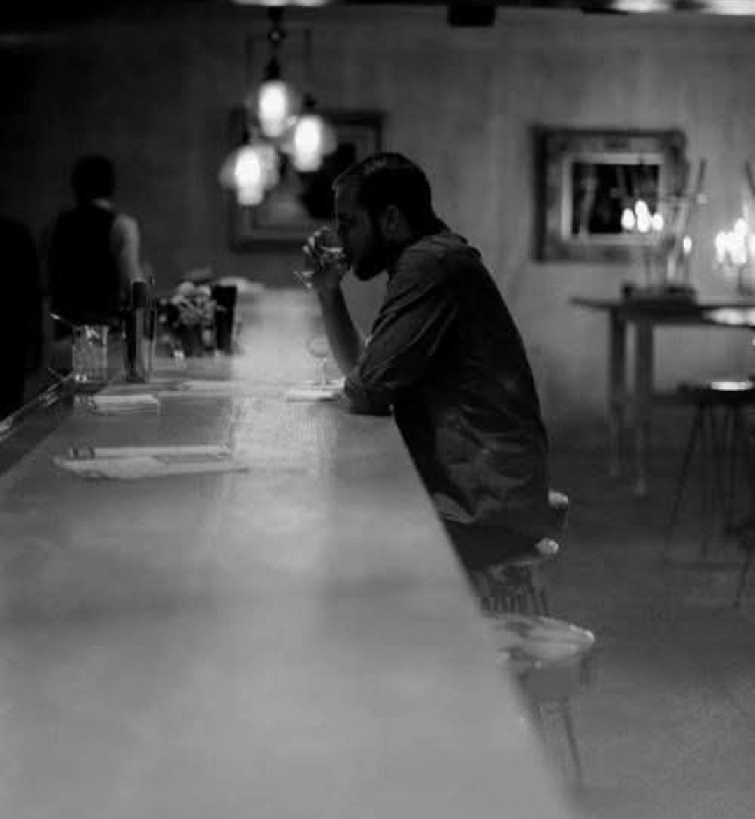 mahspmz's tweet photo. Eskiden yalnız oturan insanları görünce. Yalnız sıkılmıyorlar mı. ¿ diye düşünürdüm.. 

Meğerse mevzu bambaşkaymış... 

🖤 https://t.co/EY4AEM1Fek