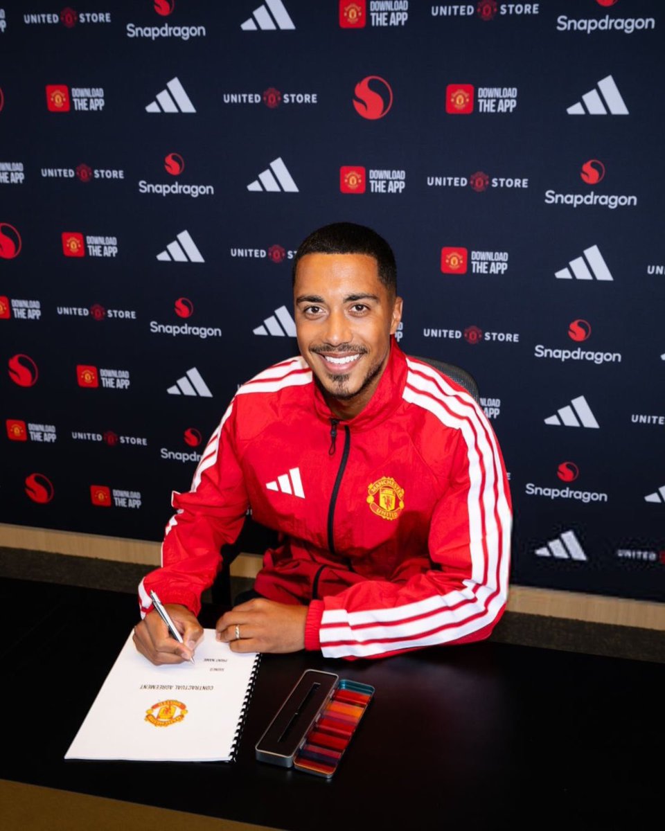 MUFCScoop's tweet photo. Youri Tielemans is a RED! 🔴 #MUFC https://t.co/jekXjD4JWB