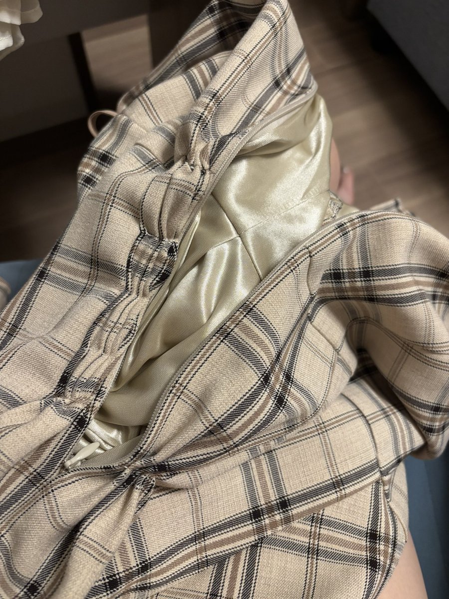 Eve__mtp's tweet photo. 手縫いだけど我ながら上手くないか(´｡✪ω✪｡`) 最近休みの日は緩くなってきた服ずっとお直ししてる😂 https://t.co/vriRnn1L2q
